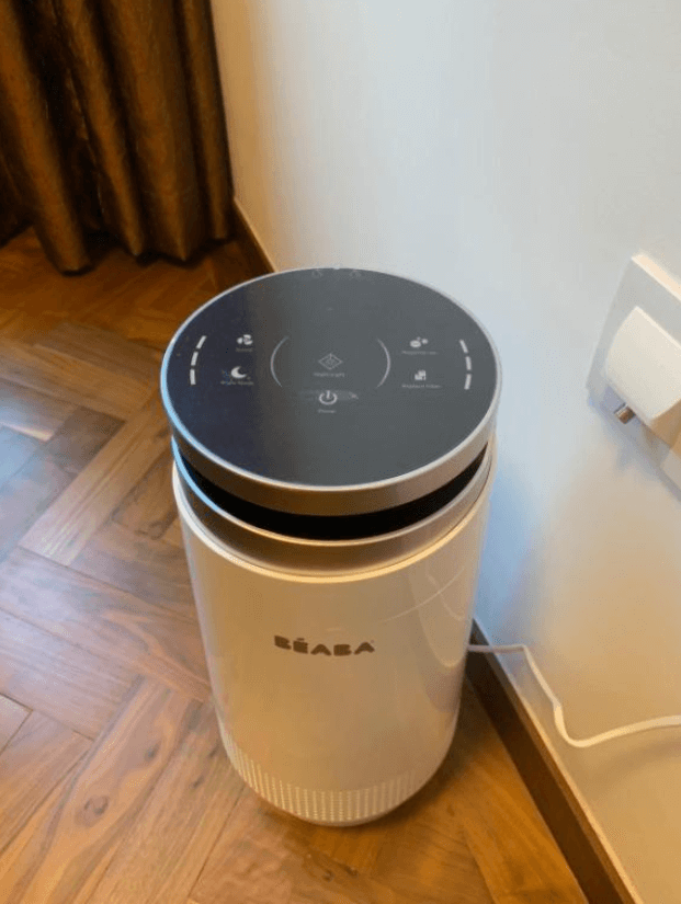 Das Touchdisplay des Beaba Luftreinigers für Baby- und Kinderzimmer